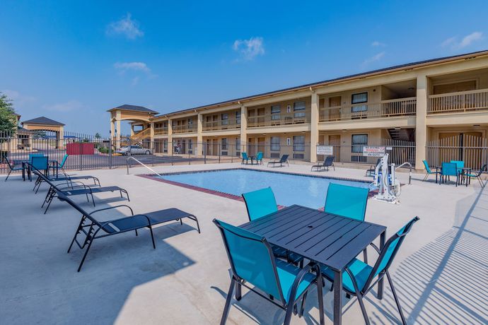Imagen de la piscina del Hotel Days Inn and Suites By Wyndham Huntsville. Foto 20