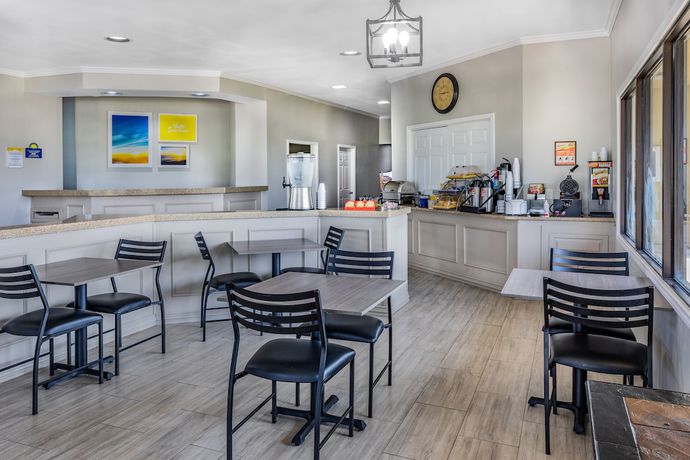 Imagen del bar/restaurante del Hotel Days Inn and Suites By Wyndham Huntsville. Foto 3
