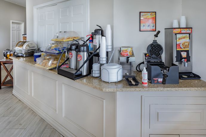 Imagen del bar/restaurante del Hotel Days Inn and Suites By Wyndham Huntsville. Foto 5