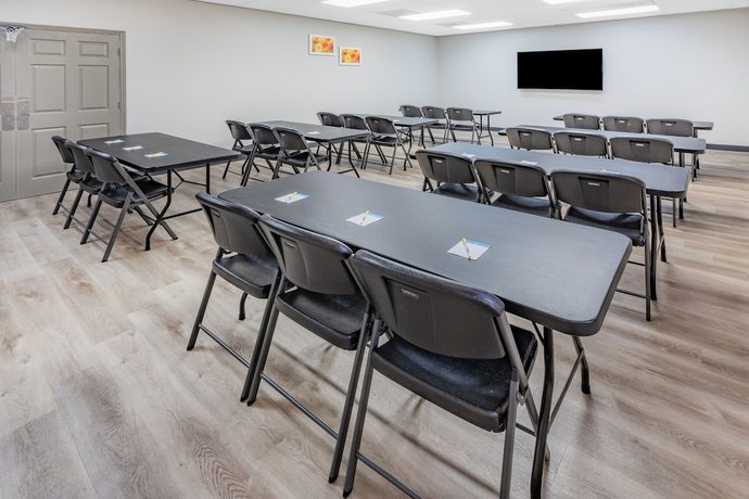 Imagen de los interiores del Hotel Days Inn and Suites By Wyndham Huntsville. Foto 18