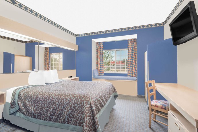 Imagen de la habitación del Hotel Days Inn and Suites By Wyndham Hutchinson. Foto 2