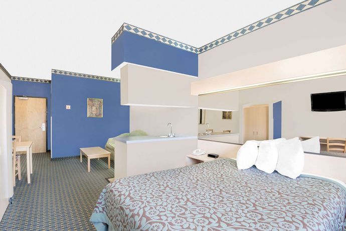 Imagen de la habitación del Hotel Days Inn and Suites By Wyndham Hutchinson. Foto 4