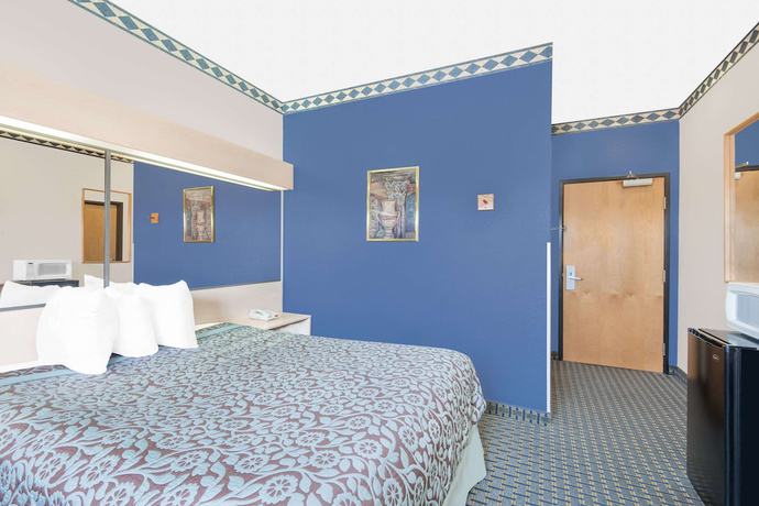 Imagen de la habitación del Hotel Days Inn and Suites By Wyndham Hutchinson. Foto 8