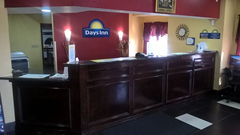 Imagen de los interiores del Hotel Days Inn and Suites By Wyndham Hutchinson. Foto 20