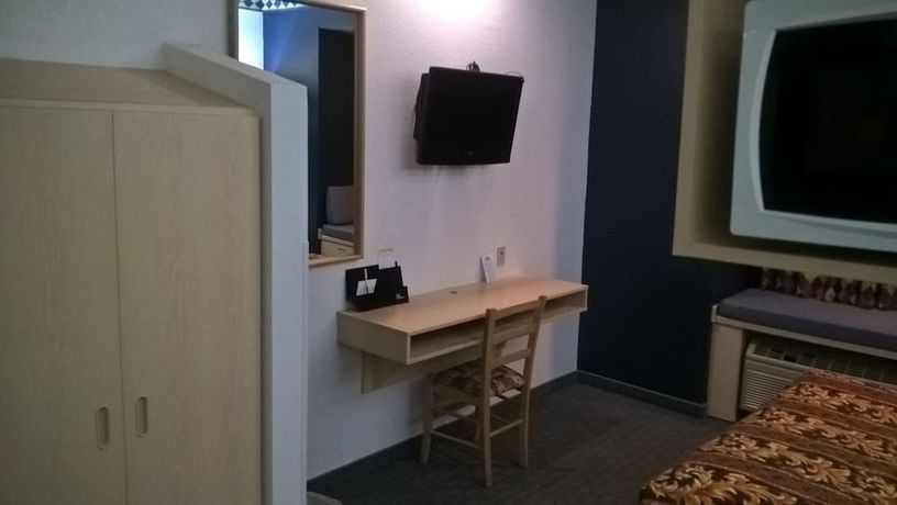 Imagen de la habitación del Hotel Days Inn and Suites By Wyndham Hutchinson. Foto 15