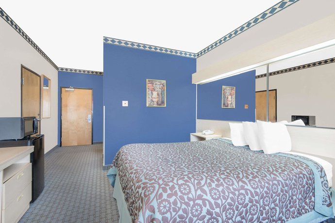 Imagen de la habitación del Hotel Days Inn and Suites By Wyndham Hutchinson. Foto 18