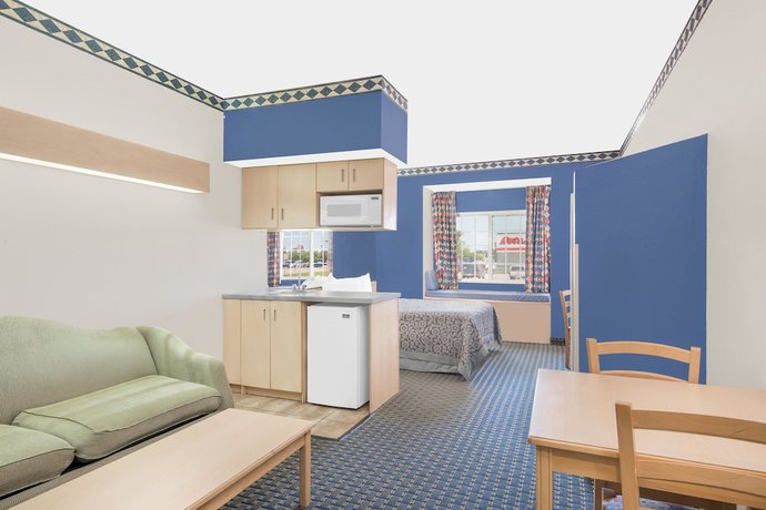 Imagen de la habitación del Hotel Days Inn and Suites By Wyndham Hutchinson. Foto 19