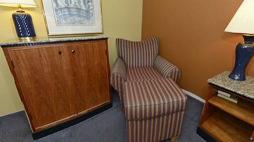 Imagen de la habitación del Hotel Days Inn and Suites By Wyndham Kalamazoo. Foto 3