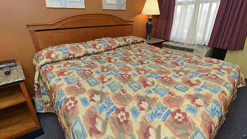 Imagen de la habitación del Hotel Days Inn and Suites By Wyndham Kalamazoo. Foto 10