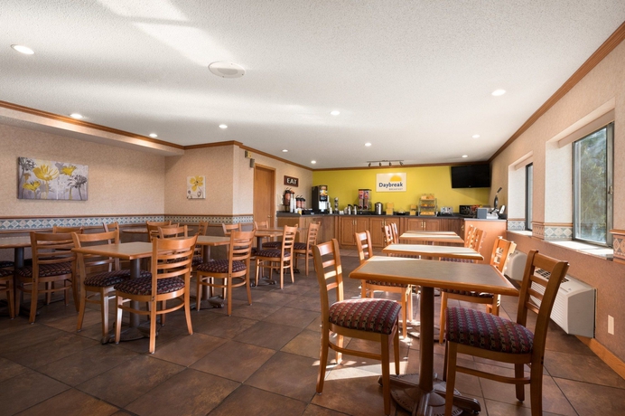 Imagen del bar/restaurante del Hotel Days Inn and Suites By Wyndham Kansas City South. Foto 3