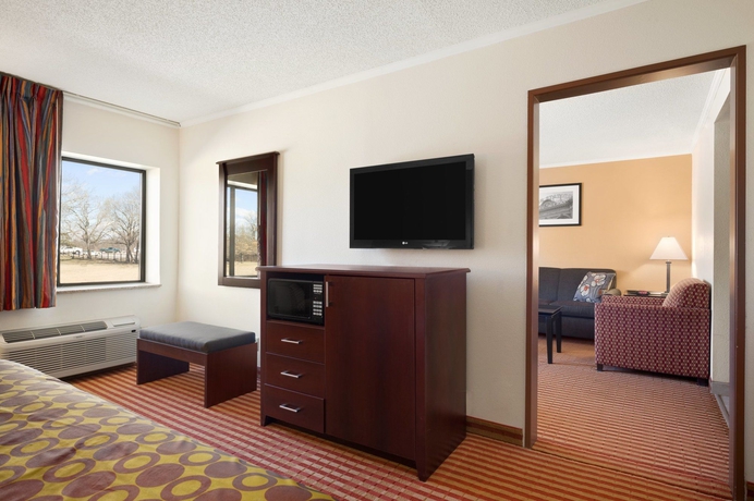 Imagen de los interiores del Hotel Days Inn and Suites By Wyndham Kansas City South. Foto 7
