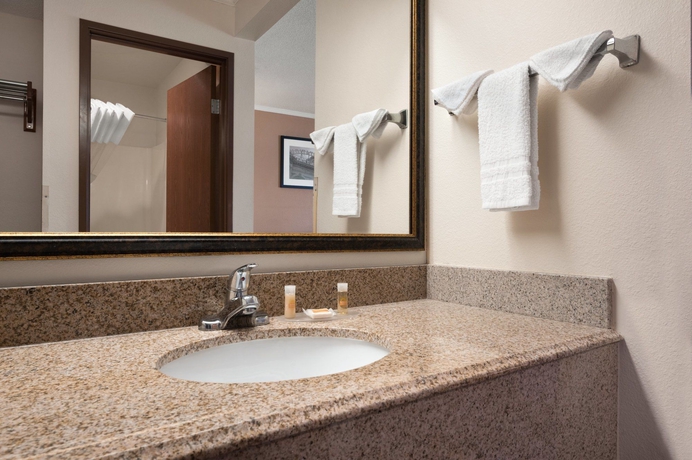 Imagen de la habitación del Hotel Days Inn and Suites By Wyndham Kansas City South. Foto 5