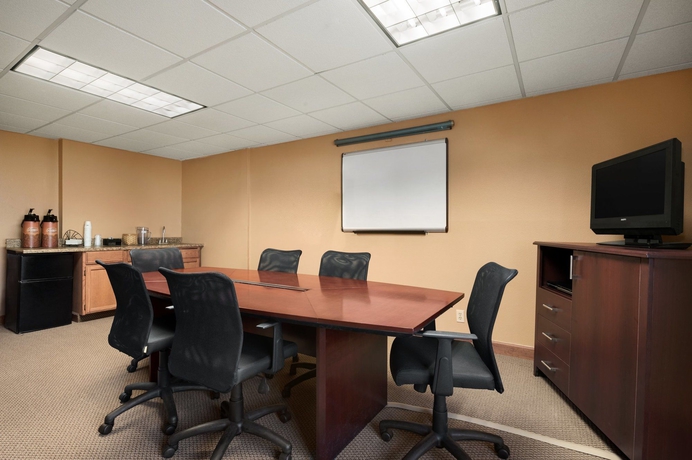 Imagen de los interiores del Hotel Days Inn and Suites By Wyndham Kansas City South. Foto 8