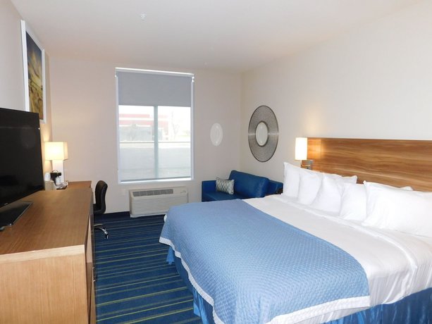 Imagen de la habitación del Hotel Days Inn and Suites By Wyndham Kearney. Foto 8