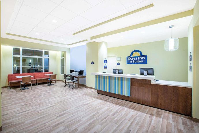 Imagen de los interiores del Hotel Days Inn and Suites By Wyndham Kearney. Foto 16