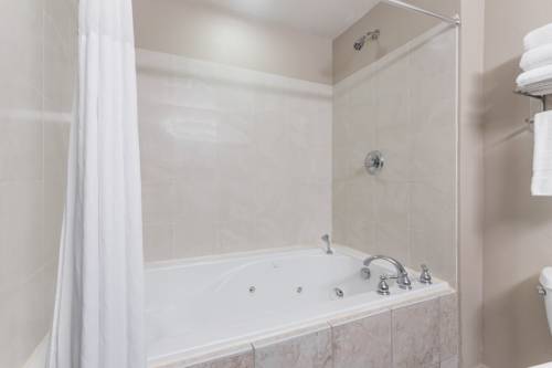 Imagen de la habitación del Hotel Days Inn and Suites By Wyndham Lakeland. Foto 6