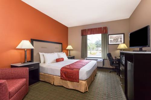 Imagen de la habitación del Hotel Days Inn and Suites By Wyndham Lakeland. Foto 10