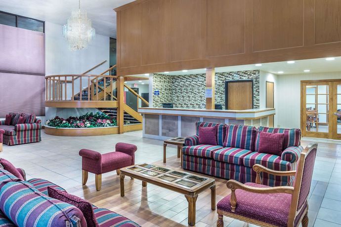 Imagen de los interiores del Hotel Days Inn and Suites By Wyndham Logan. Foto 18
