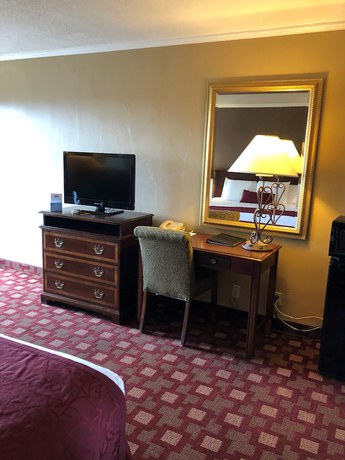 Imagen de la habitación del Hotel Days Inn and Suites By Wyndham Logan. Foto 12