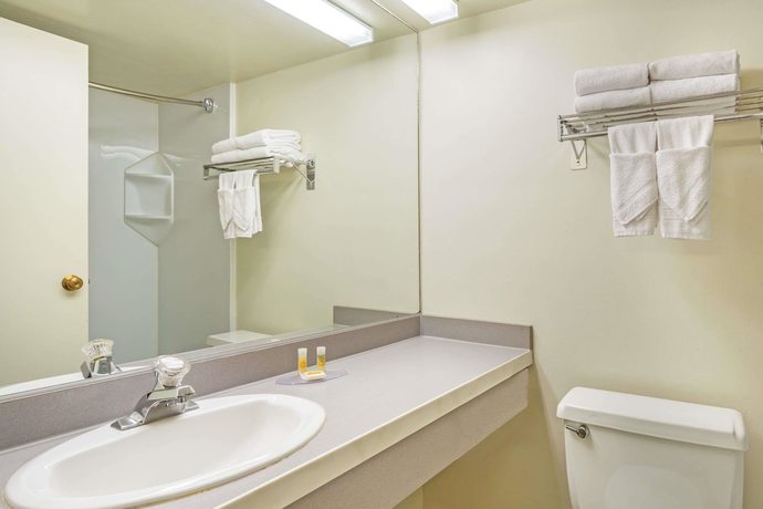 Imagen de la habitación del Hotel Days Inn and Suites By Wyndham Logan. Foto 16