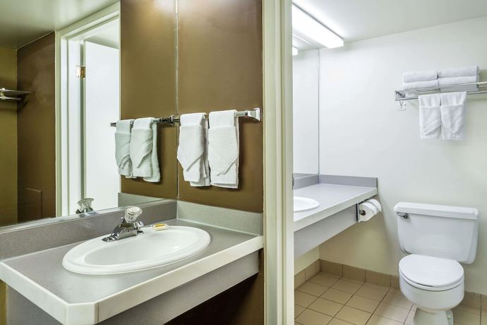 Imagen de la habitación del Hotel Days Inn and Suites By Wyndham Logan. Foto 17