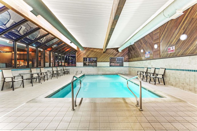 Imagen de la piscina del Hotel Days Inn and Suites By Wyndham Logan. Foto 20