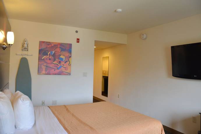 Imagen de la habitación del Hotel Days Inn and Suites By Wyndham Milwaukee. Foto 3