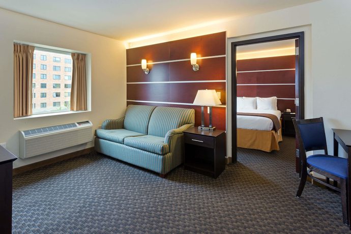 Imagen de la habitación del Hotel Days Inn and Suites By Wyndham Milwaukee. Foto 4