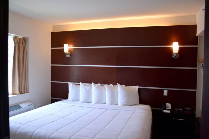 Imagen de la habitación del Hotel Days Inn and Suites By Wyndham Milwaukee. Foto 5