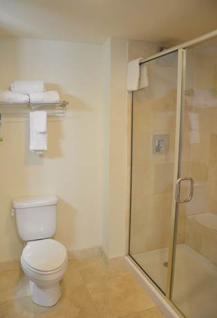 Imagen de la habitación del Hotel Days Inn and Suites By Wyndham Milwaukee. Foto 9