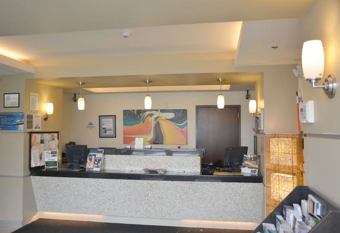 Imagen de los interiores del Hotel Days Inn and Suites By Wyndham Milwaukee. Foto 20