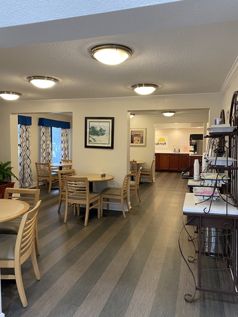 Imagen del bar/restaurante del Hotel Days Inn and Suites By Wyndham Mobile. Foto 2