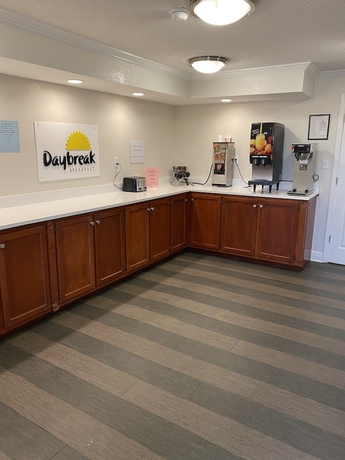 Imagen del bar/restaurante del Hotel Days Inn and Suites By Wyndham Mobile. Foto 3