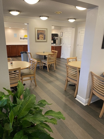 Imagen del bar/restaurante del Hotel Days Inn and Suites By Wyndham Mobile. Foto 4