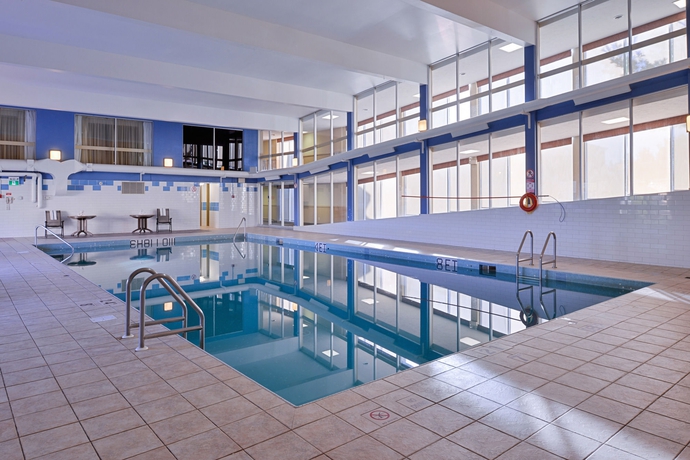 Imagen de la piscina del Hotel Days Inn and Suites By Wyndham Moncton. Foto 10