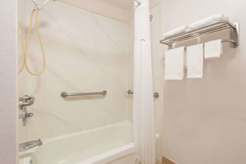 Imagen de la habitación del Hotel Days Inn and Suites By Wyndham Navarre - Near Beaches/hurlburt. Foto 5
