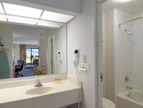 Imagen de la habitación del Hotel Days Inn and Suites By Wyndham Navarre - Near Beaches/hurlburt. Foto 6