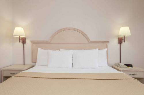 Imagen de la habitación del Hotel Days Inn and Suites By Wyndham Navarre - Near Beaches/hurlburt. Foto 10