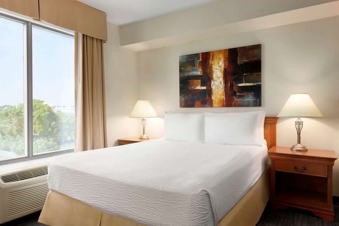 Imagen de la habitación del Hotel Days Inn and Suites By Wyndham Niagara Falls Centre St. By The Falls. Foto 10