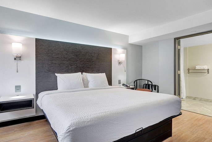 Imagen de la habitación del Hotel Days Inn and Suites By Wyndham Niagara Falls/buffalo. Foto 4