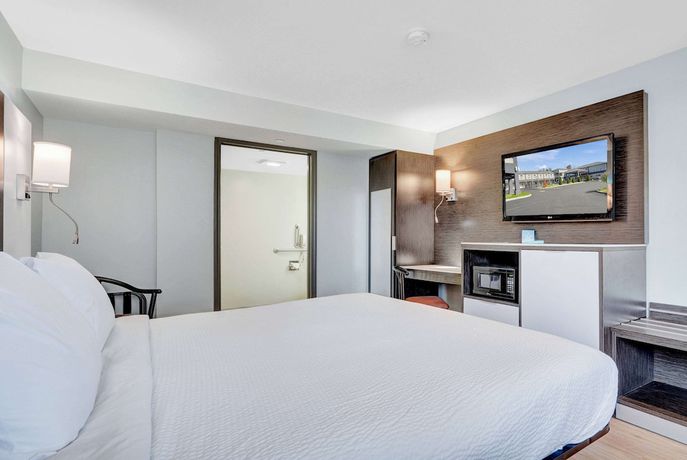 Imagen de la habitación del Hotel Days Inn and Suites By Wyndham Niagara Falls/buffalo. Foto 5