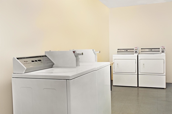 Imagen de los interiores del Hotel Days Inn and Suites By Wyndham Orlando Airport. Foto 12