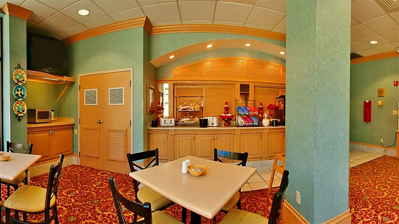 Imagen del bar/restaurante del Hotel Days Inn and Suites By Wyndham Orlando Airport. Foto 3