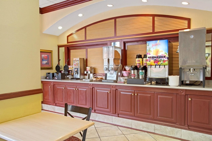 Imagen del bar/restaurante del Hotel Days Inn and Suites By Wyndham Orlando Airport. Foto 4