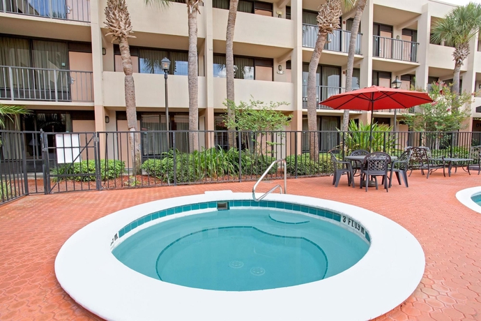 Imagen de la piscina del Hotel Days Inn and Suites By Wyndham Orlando Airport. Foto 14