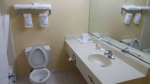 Imagen de la habitación del Hotel Days Inn and Suites By Wyndham Peachtree Corners/norcross. Foto 2