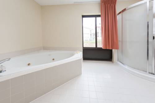 Imagen de la habitación del Hotel Days Inn and Suites By Wyndham Peachtree Corners/norcross. Foto 3