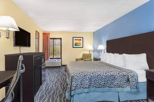 Imagen de la habitación del Hotel Days Inn and Suites By Wyndham Peachtree Corners/norcross. Foto 4