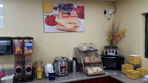 Imagen de la habitación del Hotel Days Inn and Suites By Wyndham Peachtree Corners/norcross. Foto 6
