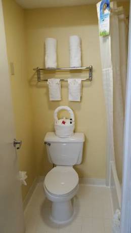 Imagen de la habitación del Hotel Days Inn and Suites By Wyndham Peachtree Corners/norcross. Foto 7